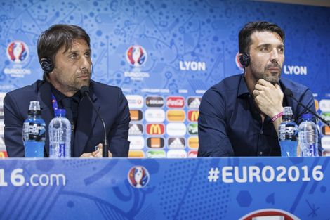 Bondscoach+Antonio+Conte+en+Gianluigi+Buffon+tijdens+een+persconferentie+van+de+Italianen-