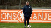 Guus+Hiddink+tijdens+de+training+van+Oranje-