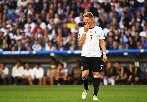 Bastian+Schweinsteiger+viel+zondag+in+tijdens+de+zege+van+Duitsland+op+Slowakije-