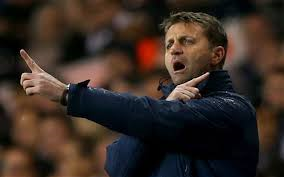 Tim Sherwood doet Louis van Gaal nog even wachten.