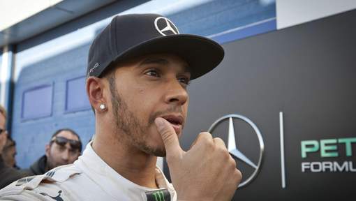 Hamilton zet privésores opzij