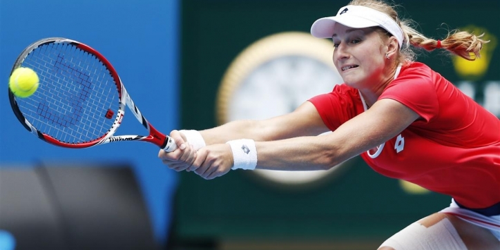 Makarova trekt zich terug na winst, Bencic verslikt zich