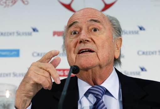 Oude vos Blatter zint op een list
