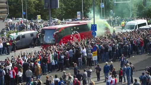 Spelersbus: vlaggenschip of rijdende schietschijf?