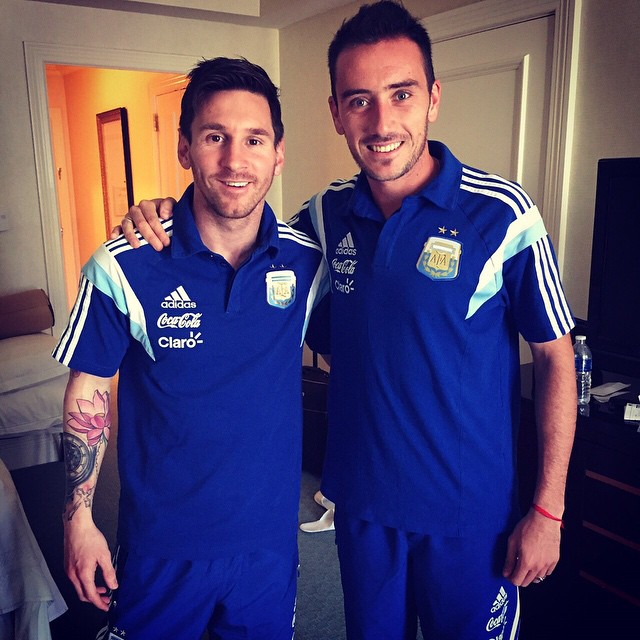 Messi laat enorme tattoo op arm zetten