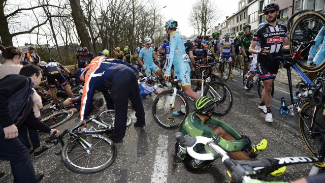 Diverse renners naar ziekenhuis door massale valpartij Scheldeprijs