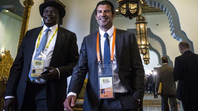 Figo trekt zich niet terug als kandidaat-voorzitter FIFA