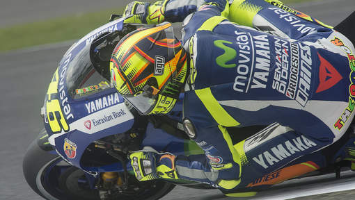 Rossi triomfeert in Britse regenrace