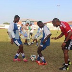 De u-15 jongens aan het trainen