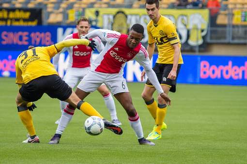 Mokerslag in extremis voor Ajax na saai optreden in Kerkrade