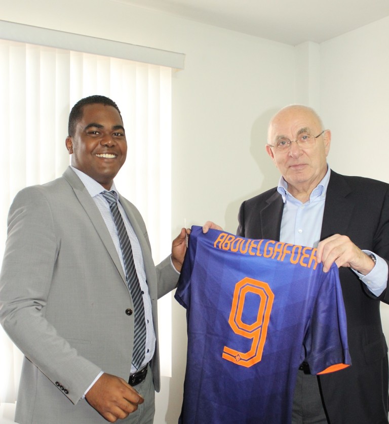 Delegatie KNVB op kennismakingsbezoek bij de minister van Sport en Jeugdzaken