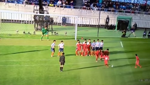 Jappans voetbalteam trefzeker met aparte vrije trap