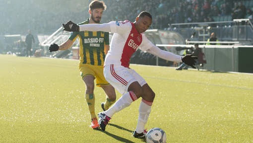 Ajax sleept zege uit het vuur in onrustig Den Haag