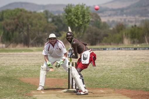 Cricketspelende Maasai kaarten besnijdenis aan