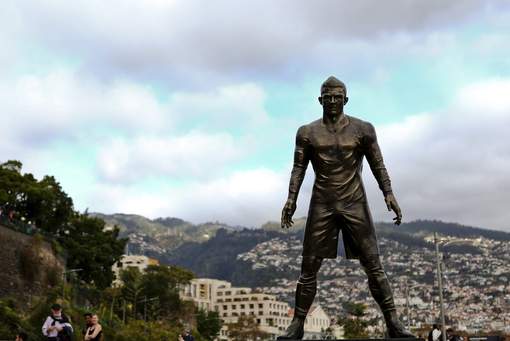 Standbeeld Ronaldo besmeurd met rode verf