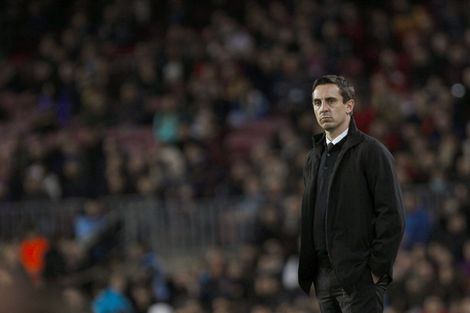 Vernederde Neville weigert op te stappen
