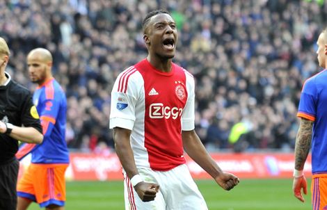 Ajax deelt Feyenoord tik uit