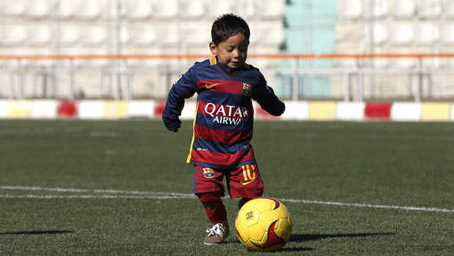 Afghaanse ‘mini-Messi’ heeft nu een echt shirt