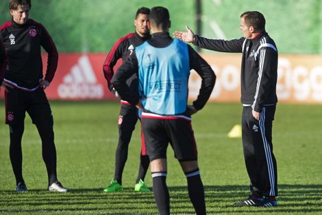 De Boer grijpt na drie seconden in