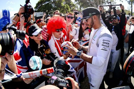 Hamilton: ‘Ferrari houdt iets achter’