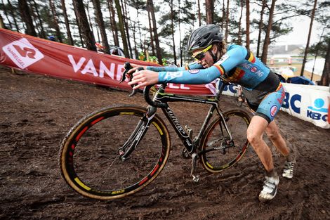 Veldrijdster stopt na motor-rel