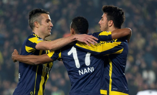 Fenerbahçe gooit titelstrijd weer open na zege in stadsderby