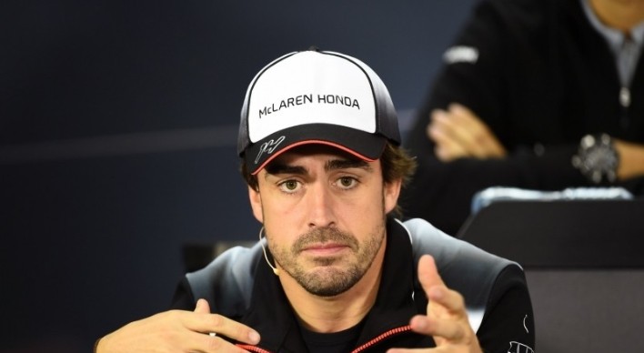 Alonso heeft gebroken rib, maar wilde zelf racen