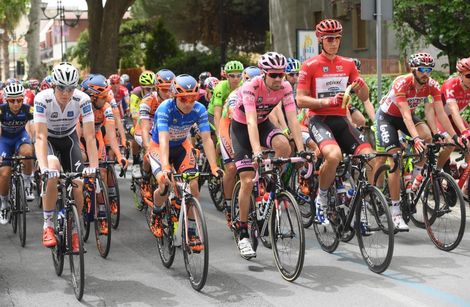 Dumoulin start ‘verrassend zware rit’ in het roze