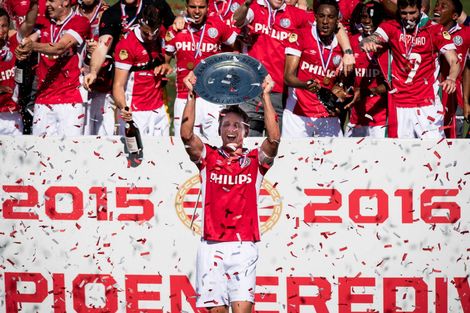 PSV PAKT TITEL NA UITGLIJDER AJAX