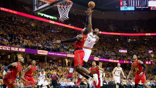 Cavaliers met recordaantal driepunters weer langs Hawks in NBA