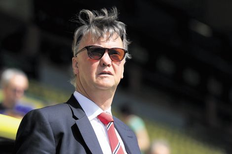 United koopt contract Van Gaal af