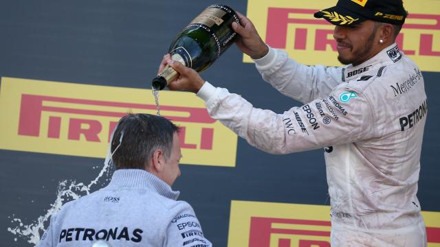 Mercedes noemt theorieën over ‘sabotage’ Hamilton belachelijk