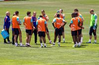 Blind deelt hesjes uit bij Oranje