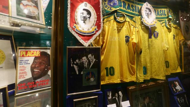 Pelé veilt al zijn mooiste voetbaltrofeeën