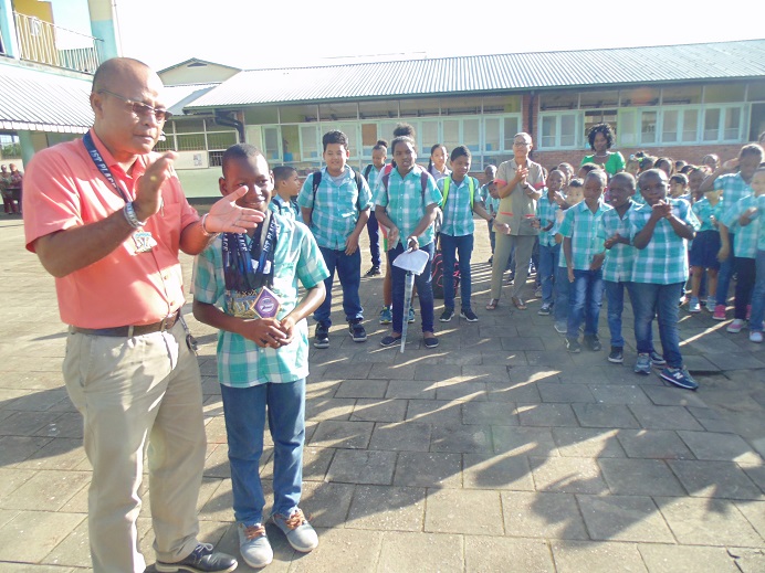 Zwemmer Shavaro Sedney in het zonnetje gezet door St.Bernadetteschool