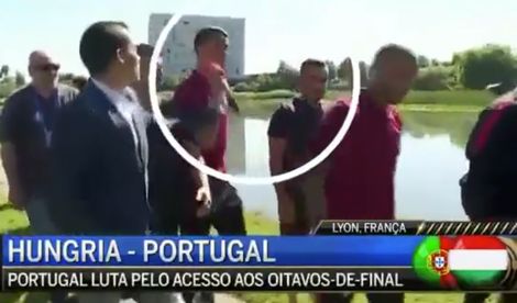 Boze Ronaldo smijt microfoon weg
