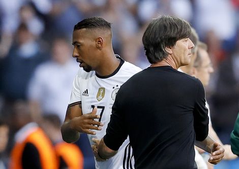 VIDEO Boateng ontwijkt ‘vieze’ hand Löw