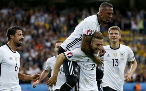 Invallers bezorgen Duitsland zege