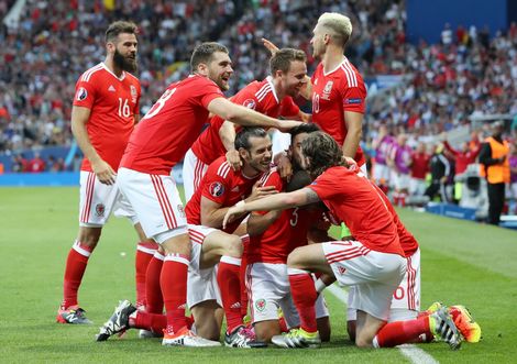 Wales walst over Rusland heen