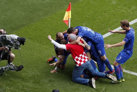 Kroatische fan viert doelpunt mee op veld