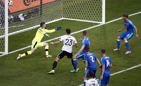 Gomez op gelijke hoogte met Klinsmann