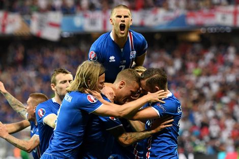 IJsland beukt Engeland knock-out