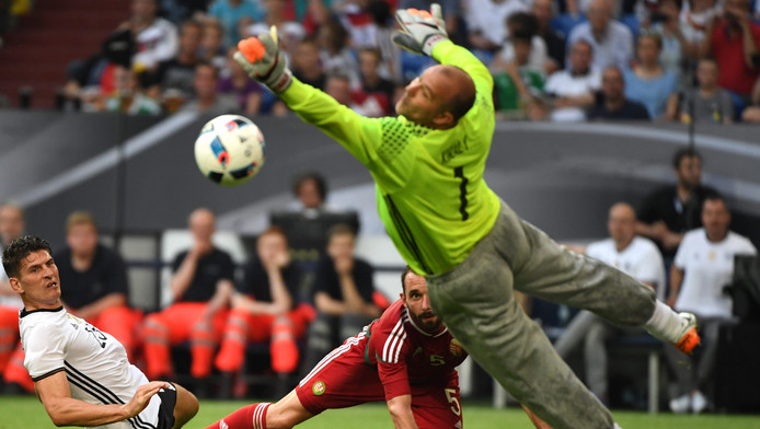 Király (40) gaat record breken op EK