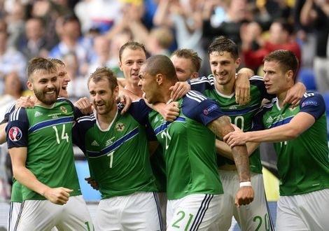 Noord-Ierland naar achtste finale