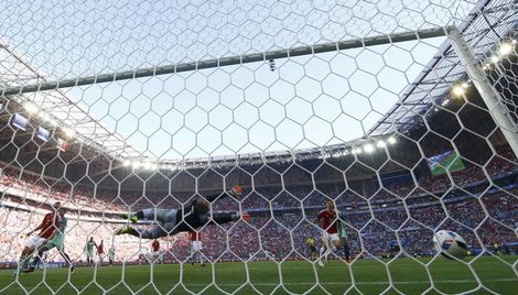 Eerste speler die op vier EK’s scoort:Historische treffer Ronaldo