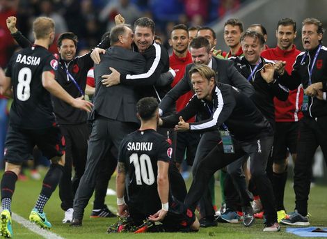 Vreugde-explosie bij historische goal Albanië