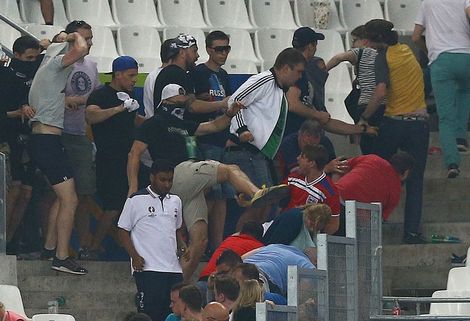 UEFA klaagt Rusland aan voor rellen Marseille