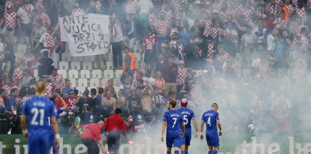 Kroatische fans gaan onderling op de vuist en schieten vuurpijlen af