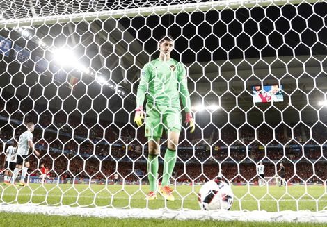 Courtois kraakt tactiek Wilmots