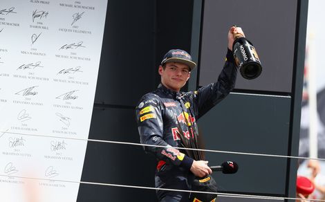 Verstappen 2e door straf Rosberg